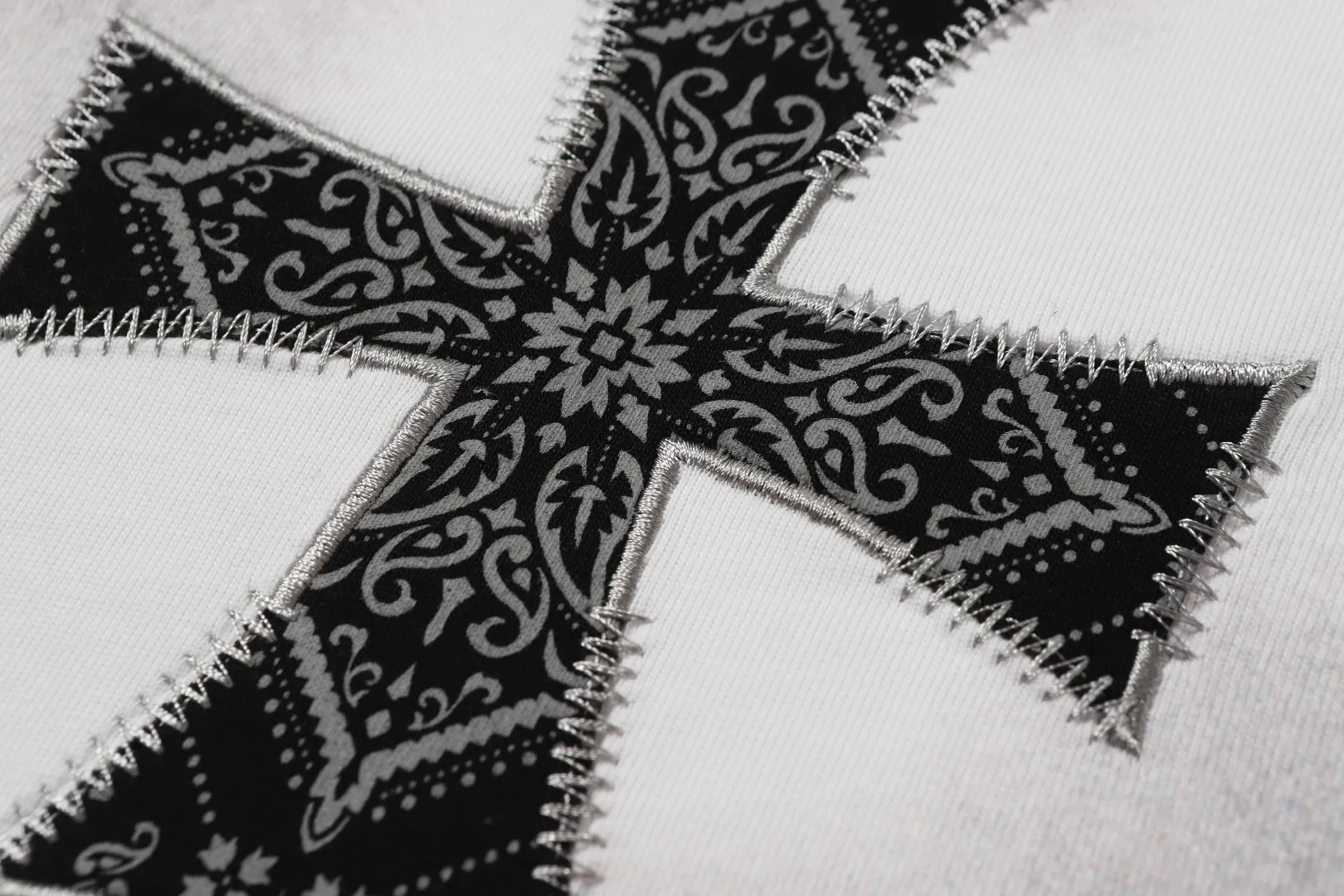 P180 Chrome Hearts] Fabric: 100% cotton Chrome Hearts* Chrome Hearts uses 300g double yarn fabric, 1*1 Solona rib, imported digital white ink front and rear direct injection superimposed printing patch embroidery process, more advanced, loose version, same style for men and women Color: Black White Size: XS S M L